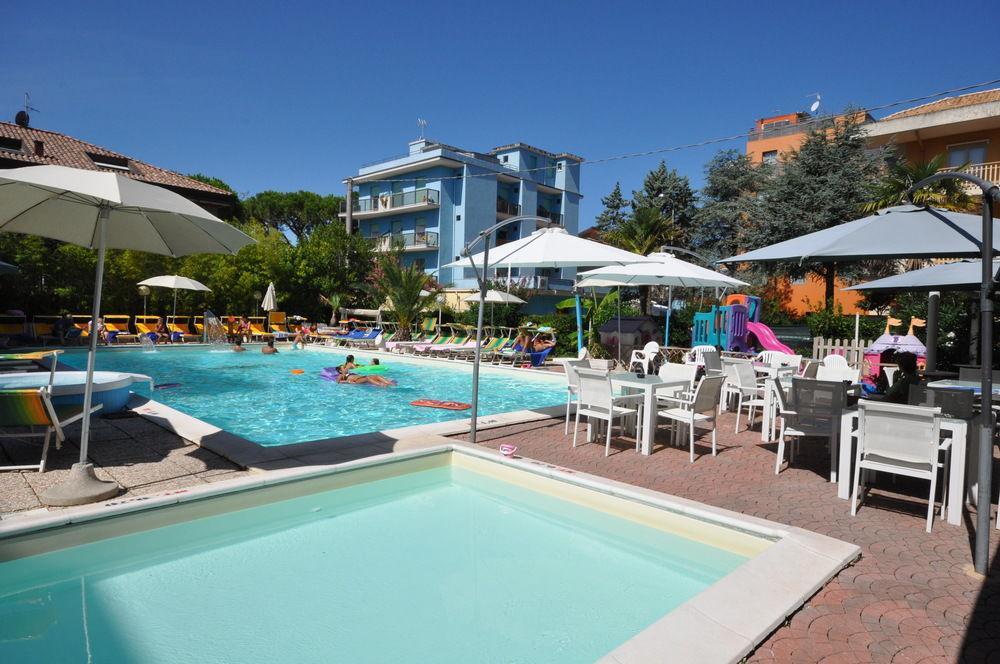 Hotel Tre Rose 리치오네 외부 사진